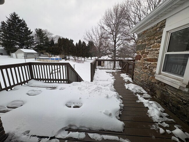 Building Photo - 1 Floor Living on 1/2 Acre, 4 Bedrooms/1 Bath, Garage-Dallastown SD