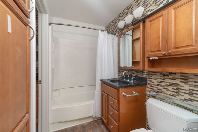 Building Photo - 2bd 1.5 ba 2 pkg townhome at Palm Villas g...