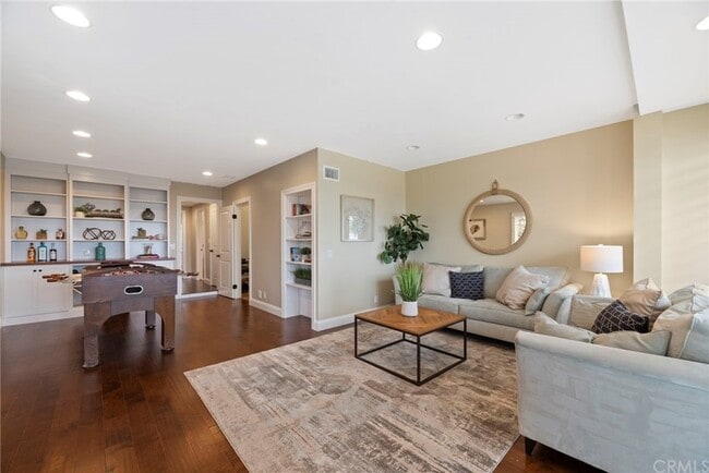 Building Photo - 730 N Paulina Ave