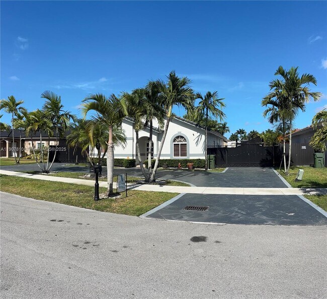 Building Photo - 709 SE 13th Terrace