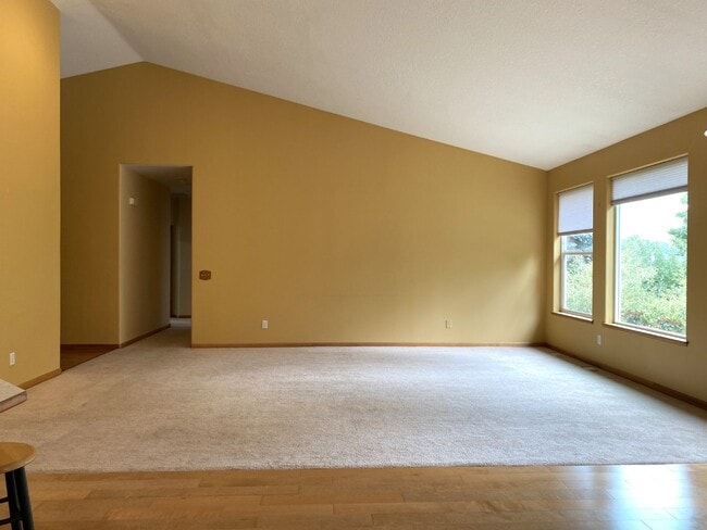 Building Photo - Private Hood River Home
