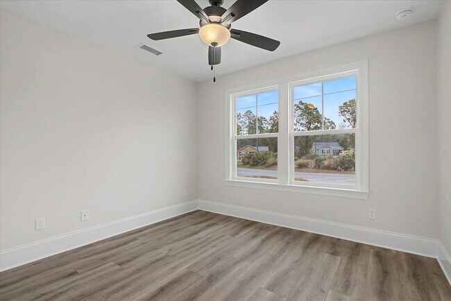 Building Photo - 4 Bedroom Home Available Now!