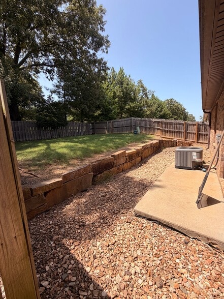 Building Photo - 1123 Springhill Rd