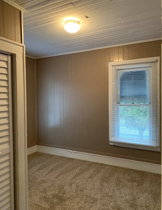 Building Photo - Spacious 4 Bedroom, 2 Bath Two-Story Home