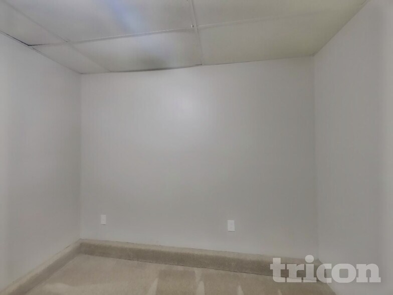 Building Photo - 4074 Five Oaks Ct
