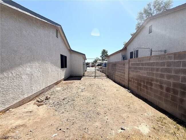 Building Photo - 616 Greenway Rd