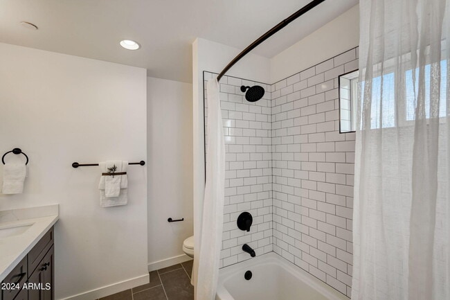 Building Photo - 3645 E Earll Dr