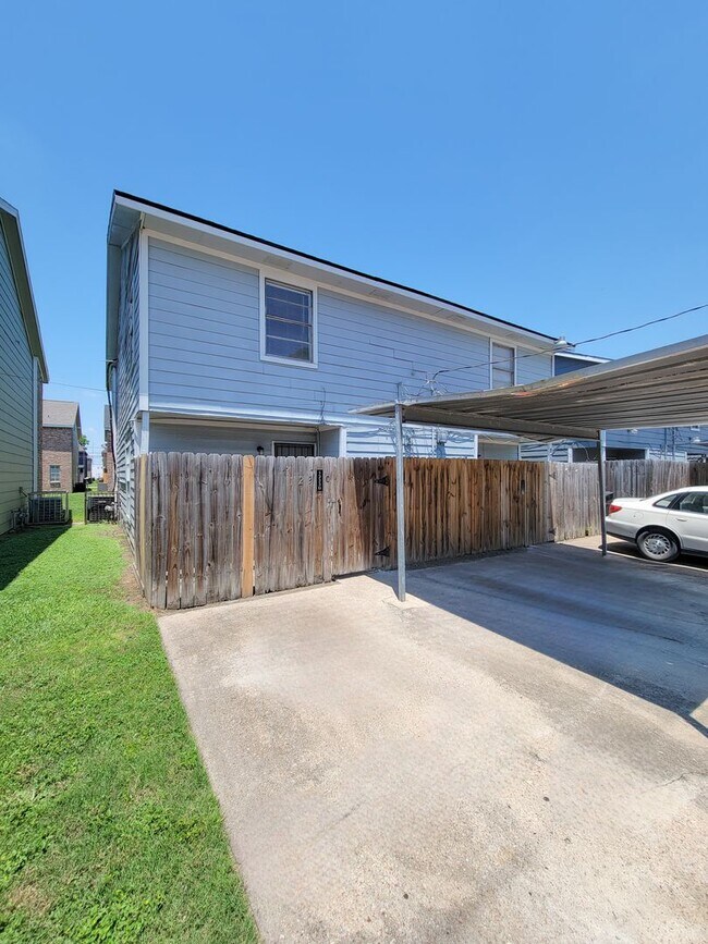 Building Photo - 12330 Ormandy St