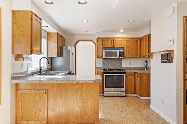 Building Photo - Comfortable 4-bdrm/2.5-bath home in Hillsb...