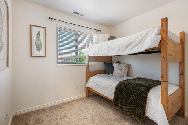 Building Photo - Beautiful 3 Bedroom Townhome In Hidden Valley Heights