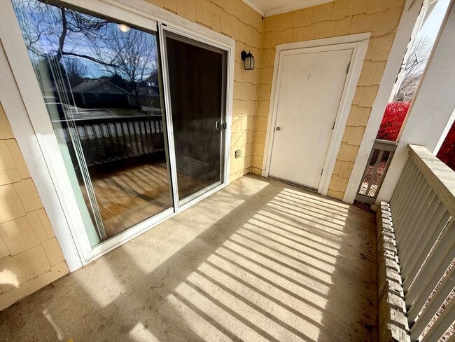 Building Photo - MUST SEE 2 Bed/2 Bath Condo in the Lakeshore at Centerra!