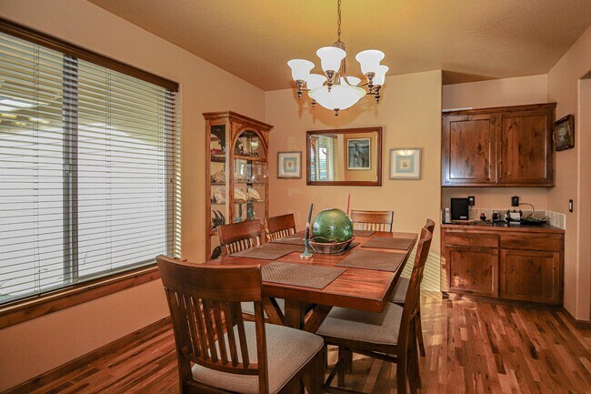 Building Photo - Beautiful home on acreage!