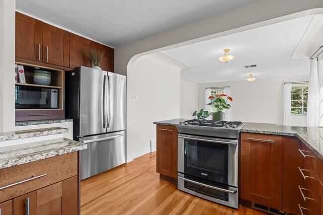 Building Photo - Stunning 4 Bed 2 Bath Home across the Stre...