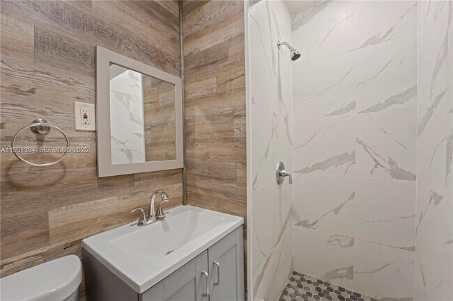 Building Photo - 380 SE 12th Ave