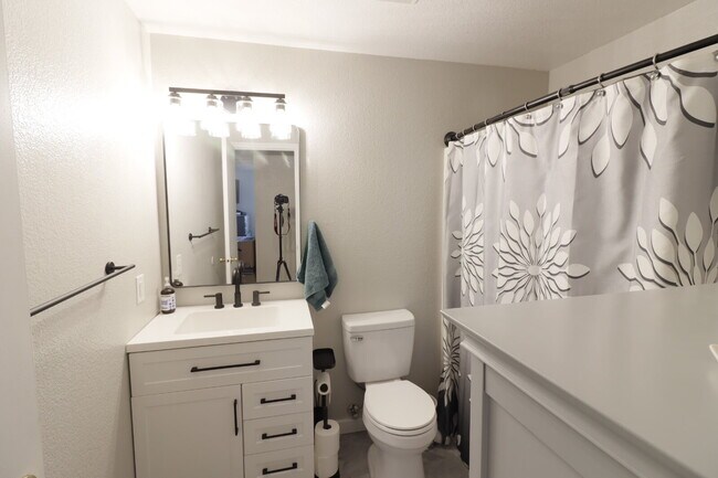 Building Photo - MOVE IN SPECIAL IF YOU SIGN LEASE BY 4/15/2026!!!!!!! Newly Updated 3/2 Home in SW Redmond