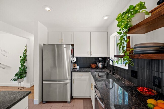 Building Photo - Beautifully Updated Holladay Home!