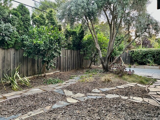 Building Photo - Updated Willow Glen Eichler