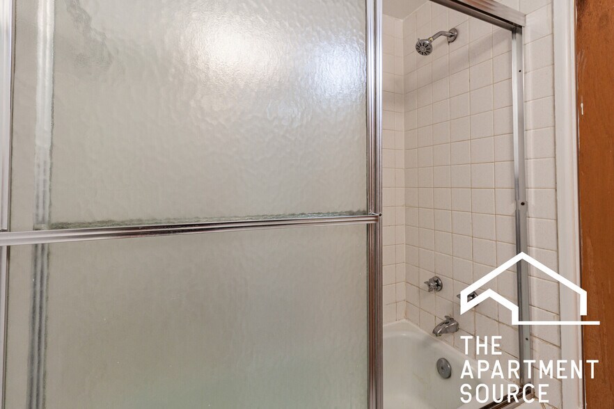 Building Photo - 665 W Wrightwood Ave