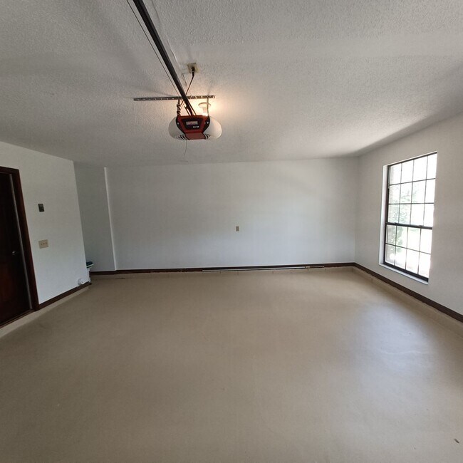 Building Photo - 2295 Foxwood Dr