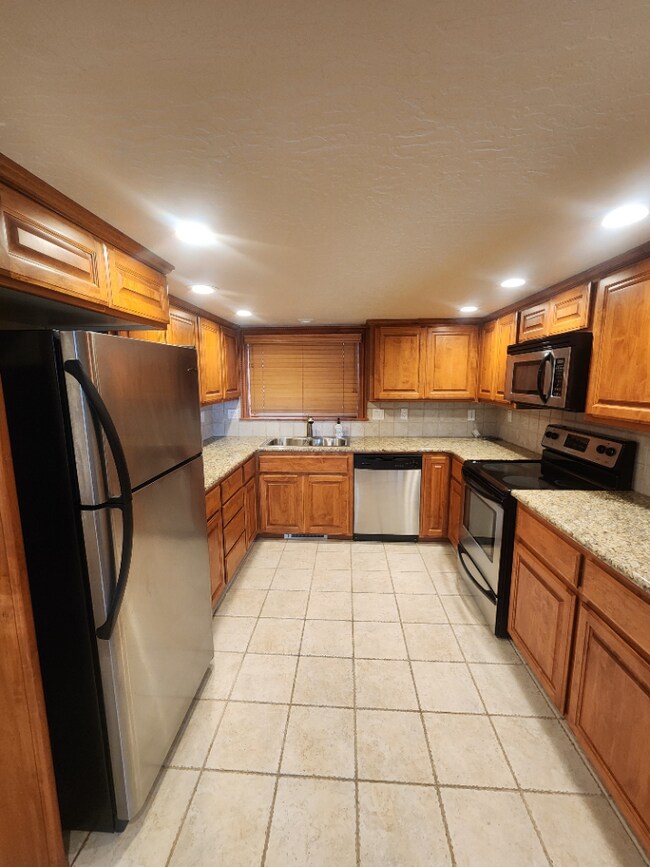 Building Photo - Bayview Lakeside Charmer