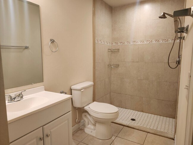 Building Photo - Nice, Clean 3 Bedroom, 2 Bathroom Duplex w...