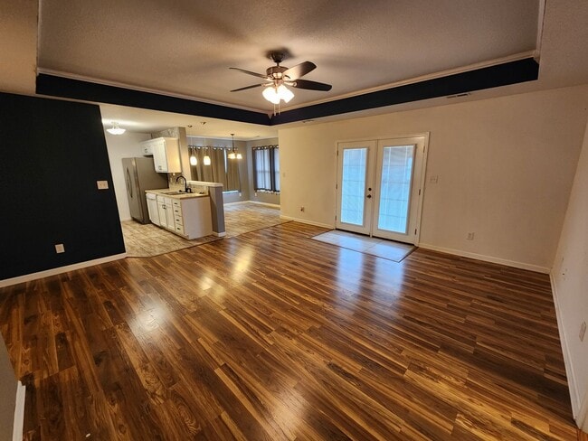 Building Photo - Beautiful newer home with everything on main level in Seaman Schools
