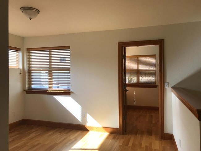 Building Photo - 3911 NE 9th Ave