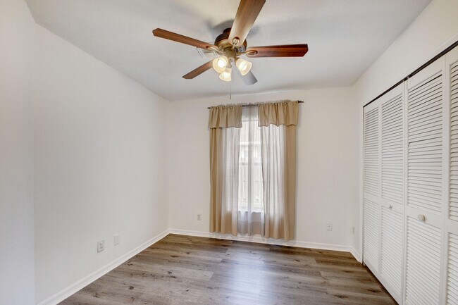 Building Photo - 2664 Yarmouth Dr