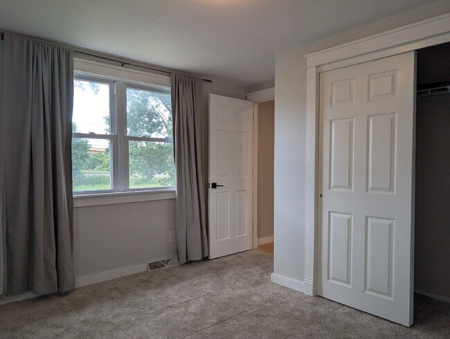 Building Photo - Beautiful 5 Bedroom 2 Bathroom Neenah Lake Home
