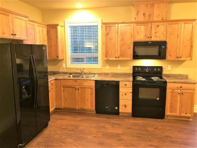 Building Photo - 4 Bed 4 bath Close to OSU