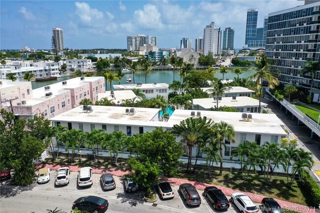 Building Photo - 6865 Bay Dr