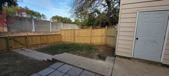 Building Photo - 3616 Luckylee Crescent