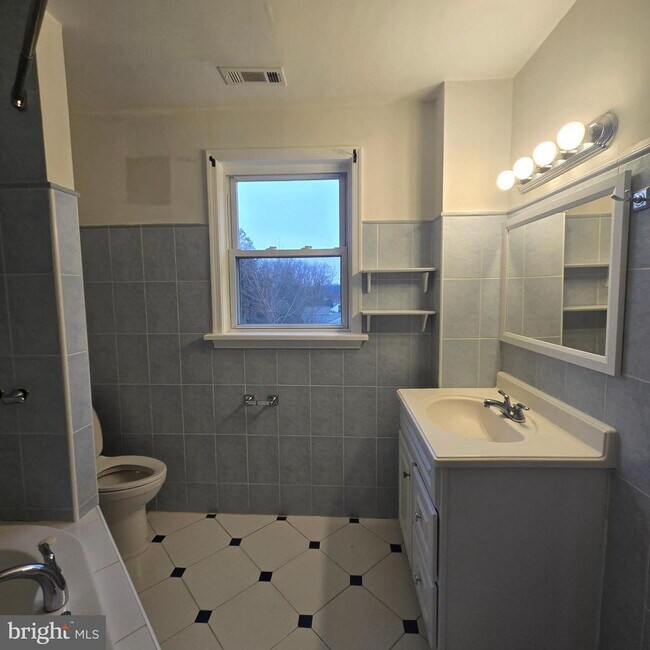 Building Photo - 8 Mannakee St