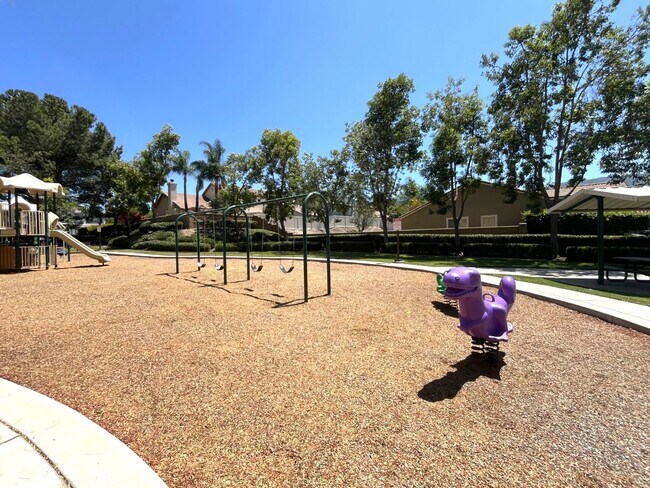 Building Photo - 3 bed, 2 bath located in Corona, CA!