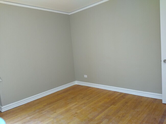 Building Photo - Charming Large 1 Bedroom in the Heart of the City