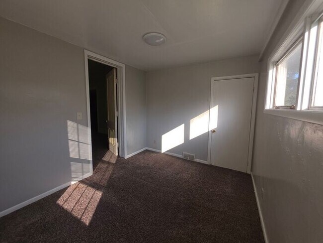 Building Photo - 2 Bed 1 Bath main floor Apartment in Berrien Springs