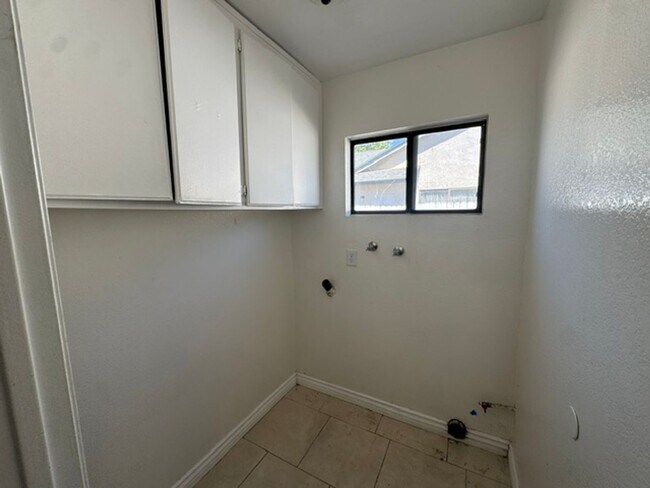 Building Photo - 409 Wimbledon Dr