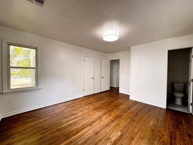 Building Photo - 1117 W Symmes St