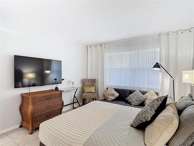 Building Photo - 220 Southeast Jefferson Cir N