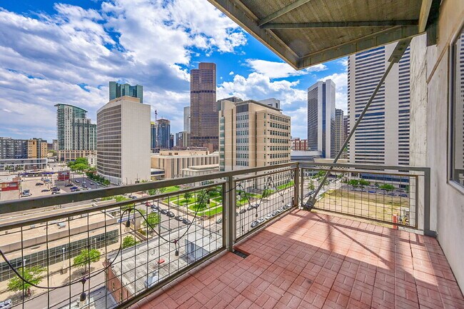 Building Photo - $2,000, 1 bed, 1.5 bath located in downtow...