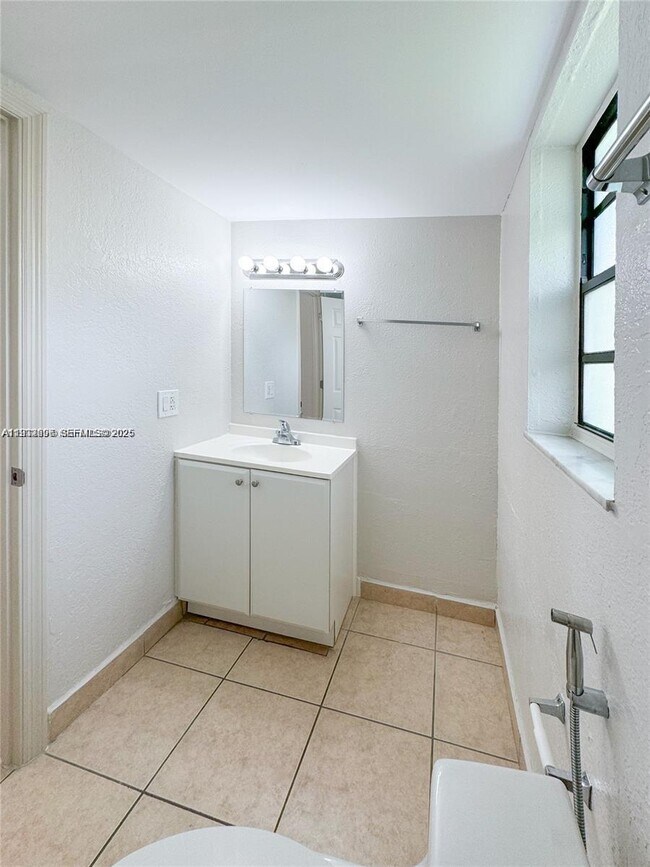 Building Photo - 9460 Fontainebleau Blvd