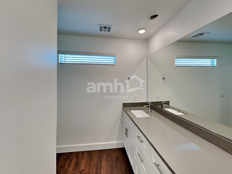 Building Photo - 556 Topiary Pk Ave