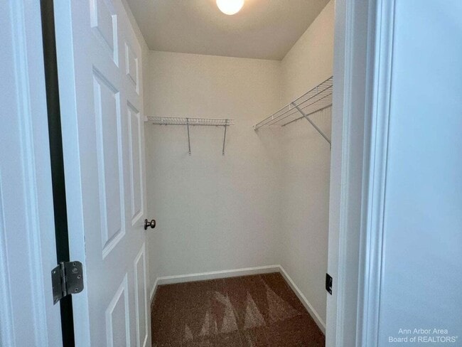Building Photo - 10284 Swan Lake Cir