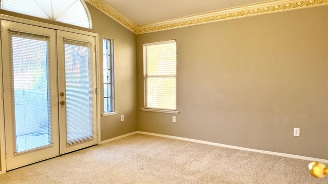 Building Photo - 960 Vista Pl