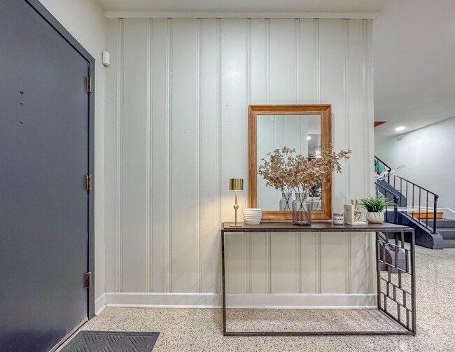 Building Photo - 1044 Seminole Dr