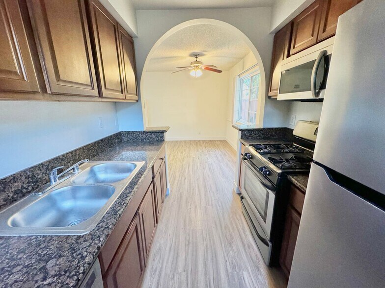 Building Photo - 3728 S Bentley Ave