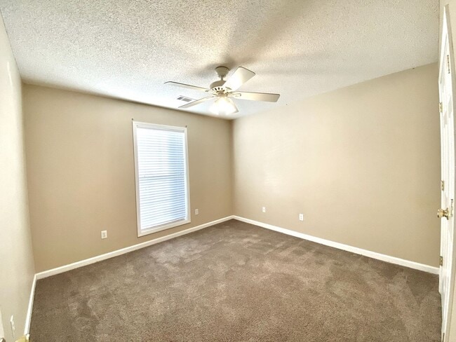 Building Photo - Desirable Saltillo Neighborhood