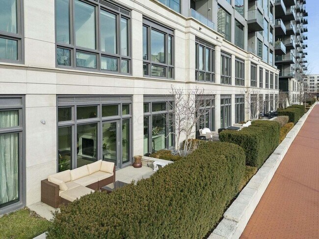 Building Photo - 250 W Spring St