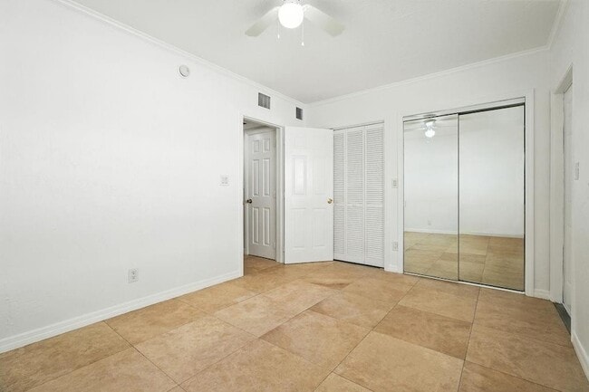 Building Photo - 1900 NE 46th St