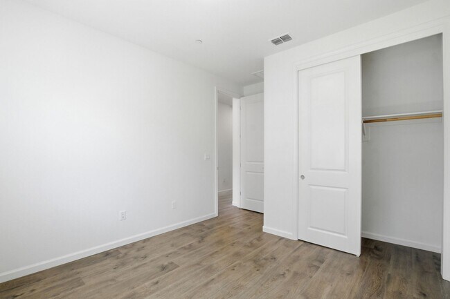 Building Photo - Spacious 3 Bed Townhome with Garage, A/C & Modern Finishes